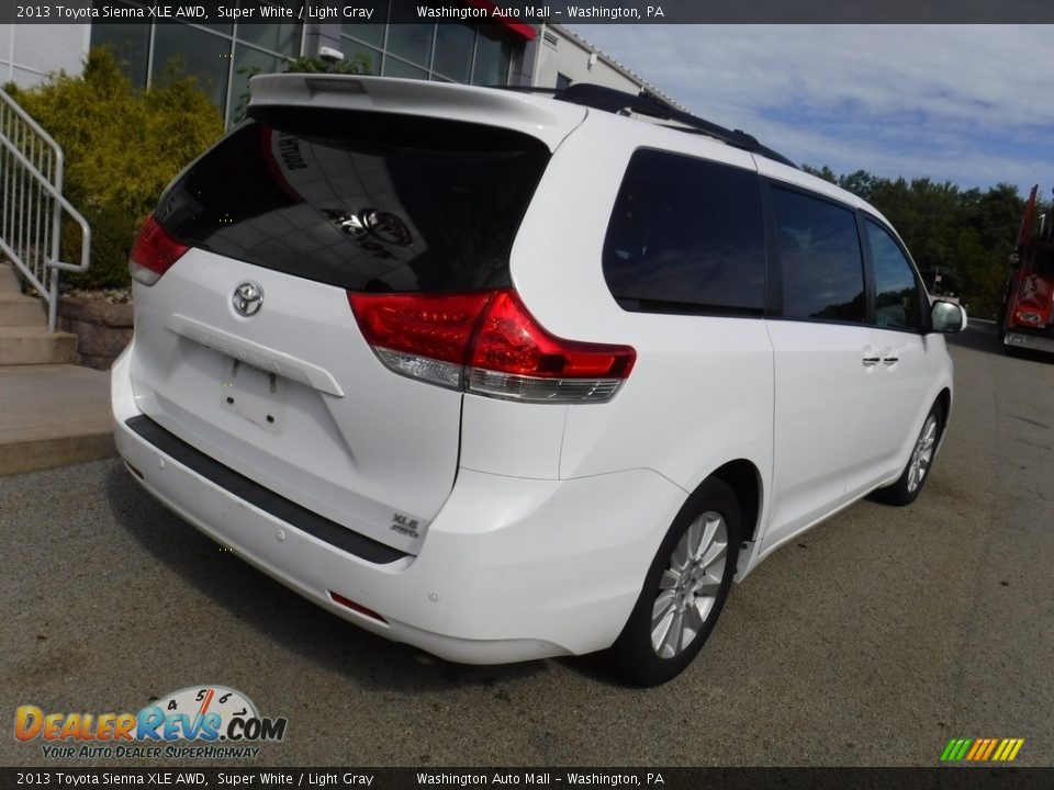 2013 Toyota Sienna XLE AWD Super White / Light Gray Photo #16