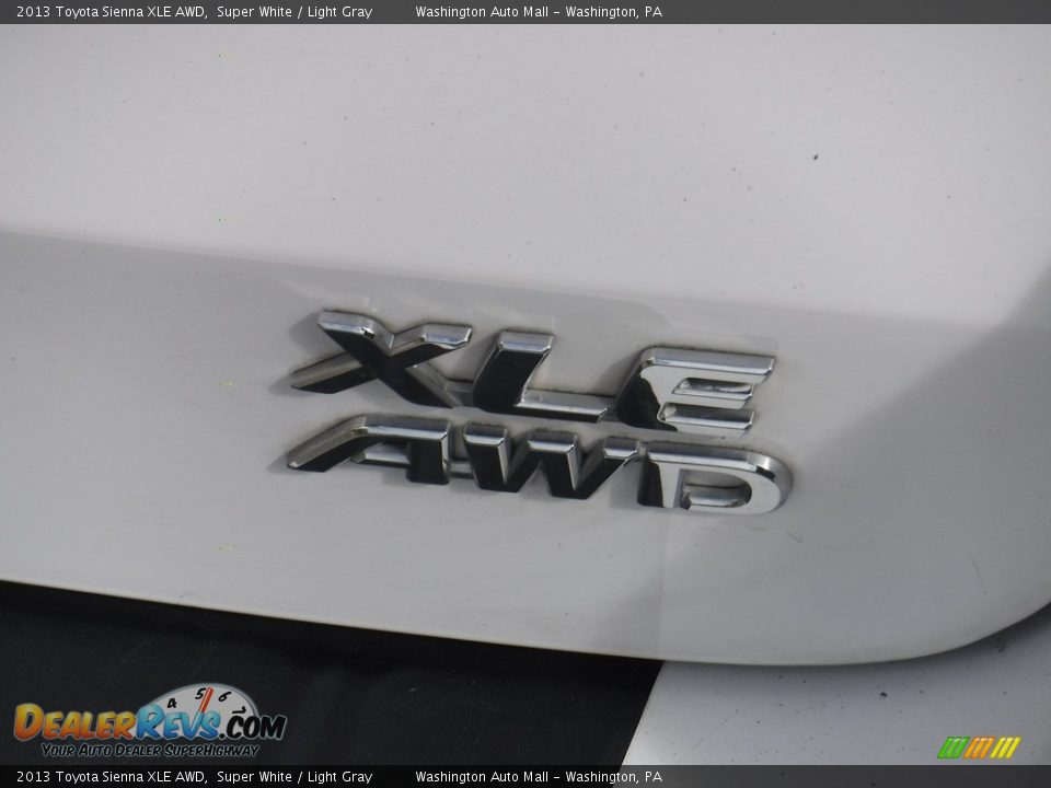 2013 Toyota Sienna XLE AWD Super White / Light Gray Photo #17