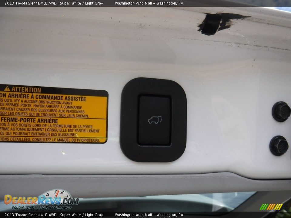 2013 Toyota Sienna XLE AWD Super White / Light Gray Photo #32