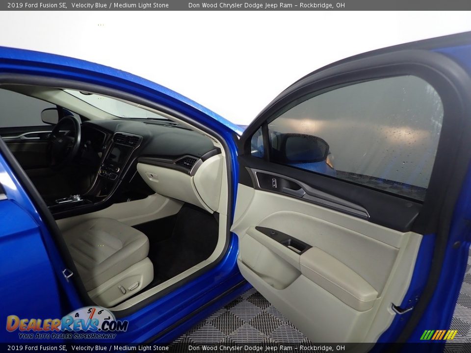 2019 Ford Fusion SE Velocity Blue / Medium Light Stone Photo #25