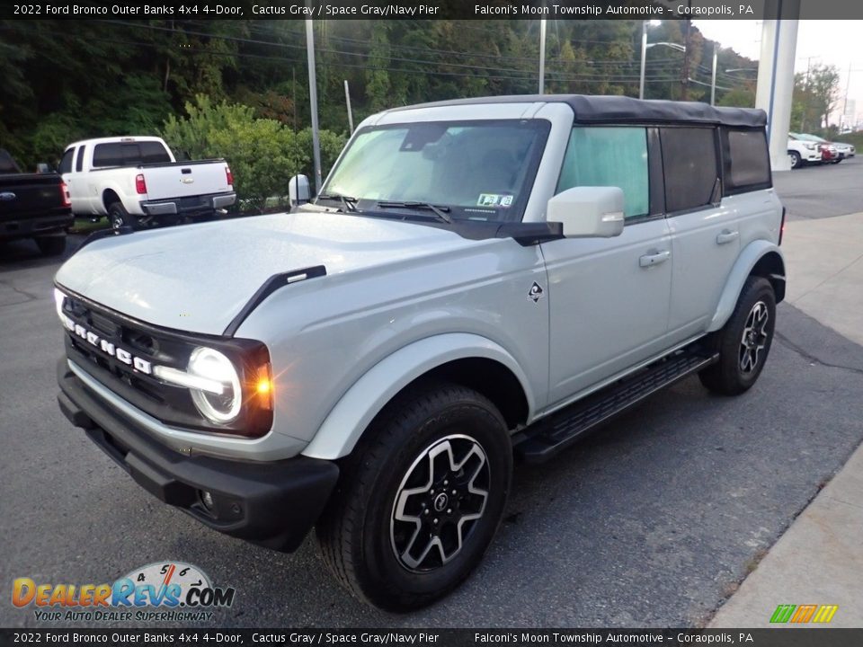 Front 3/4 View of 2022 Ford Bronco Outer Banks 4x4 4-Door Photo #7