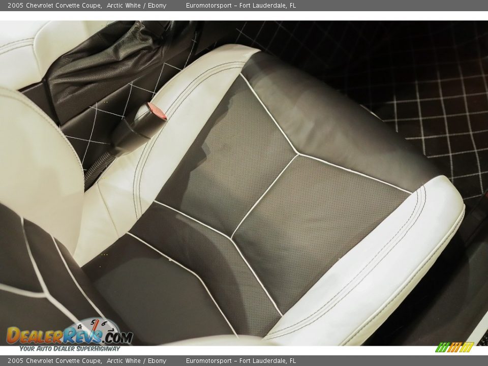 2005 Chevrolet Corvette Coupe Arctic White / Ebony Photo #17