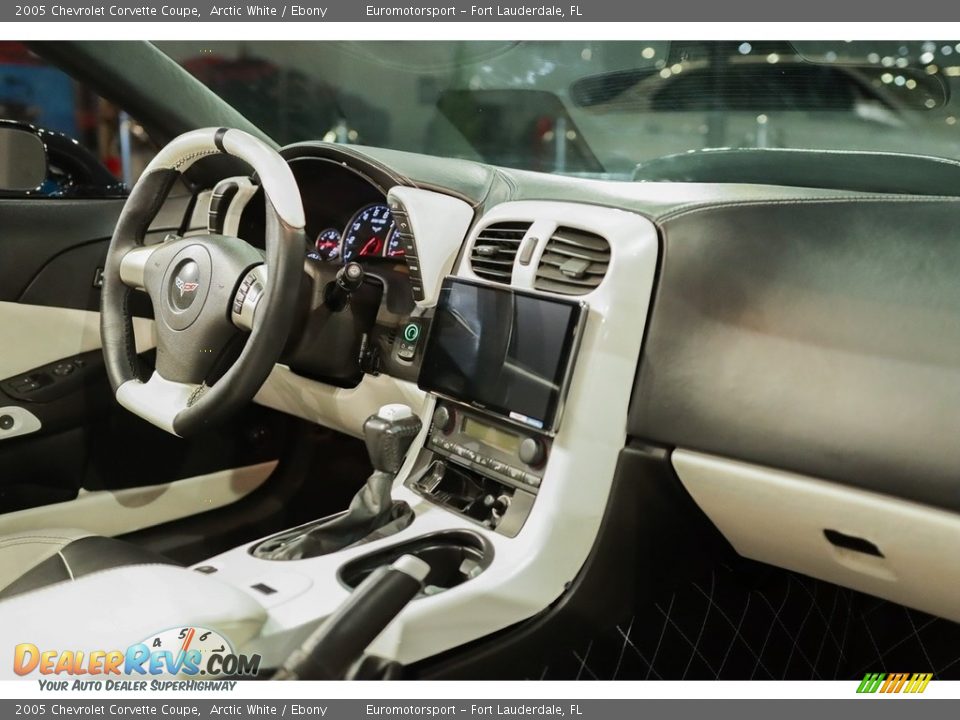 2005 Chevrolet Corvette Coupe Arctic White / Ebony Photo #18