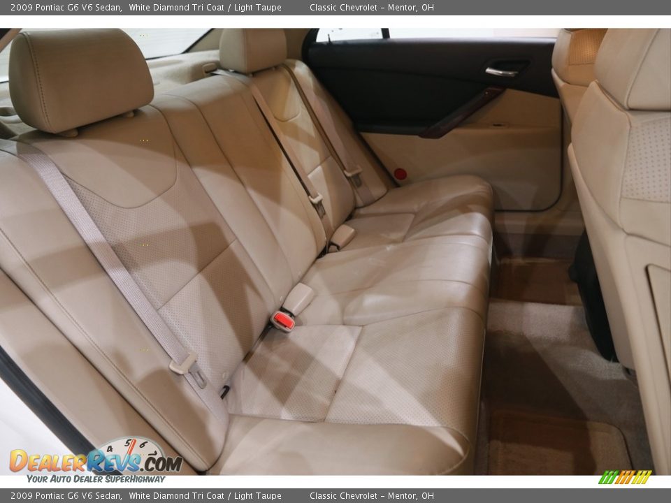 2009 Pontiac G6 V6 Sedan White Diamond Tri Coat / Light Taupe Photo #12