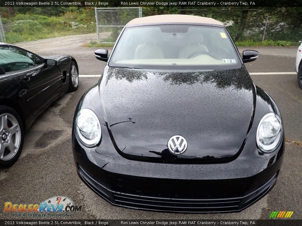 2013 Volkswagen Beetle 2.5L Convertible Black / Beige Photo #2