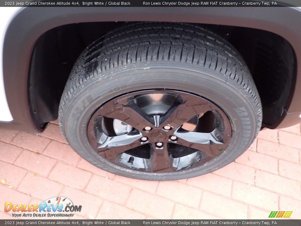 2023 Jeep Grand Cherokee Altitude 4x4 Bright White / Global Black Photo #9