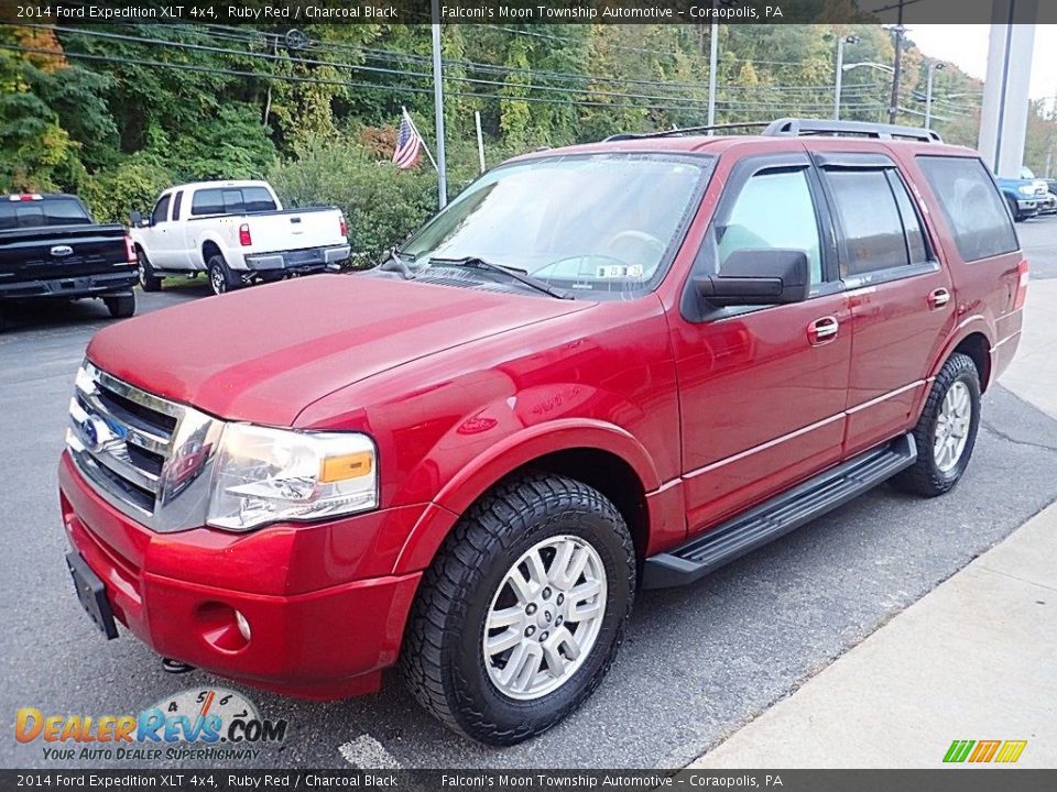Front 3/4 View of 2014 Ford Expedition XLT 4x4 Photo #7