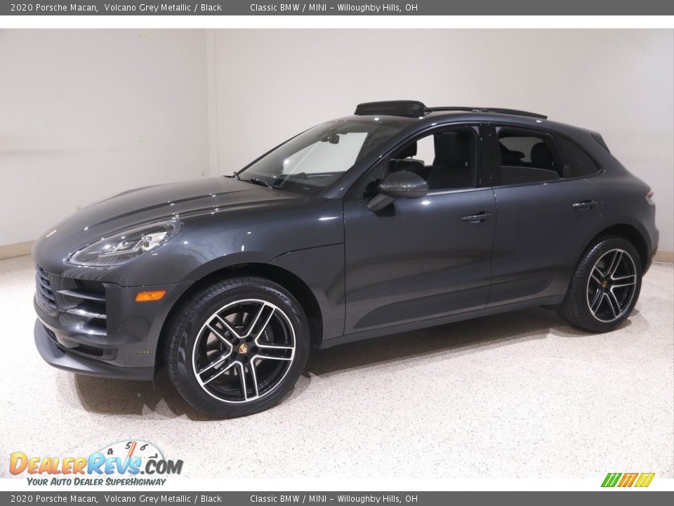 Front 3/4 View of 2020 Porsche Macan  Photo #3