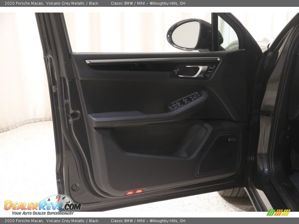 Door Panel of 2020 Porsche Macan  Photo #4