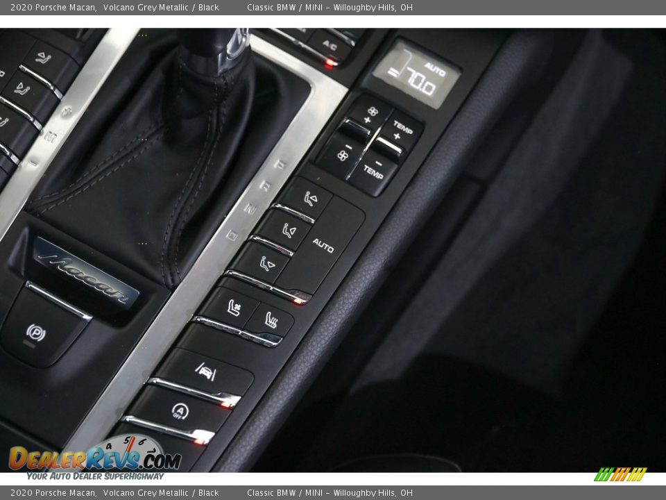 Controls of 2020 Porsche Macan  Photo #18