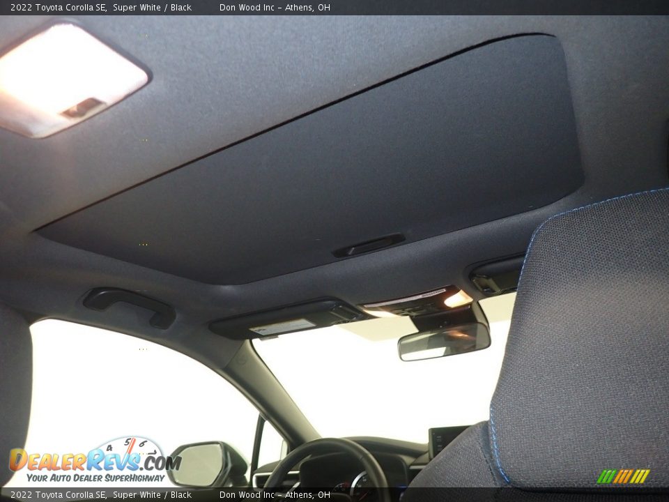 2022 Toyota Corolla SE Super White / Black Photo #2