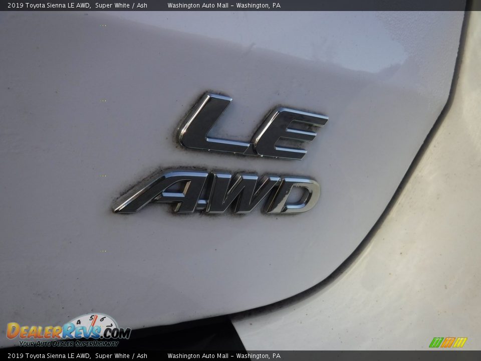 2019 Toyota Sienna LE AWD Super White / Ash Photo #16