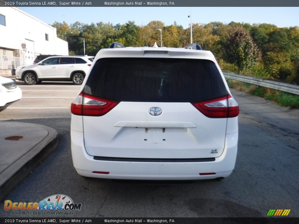 2019 Toyota Sienna LE AWD Super White / Ash Photo #17