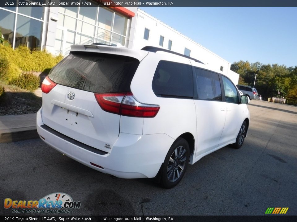 2019 Toyota Sienna LE AWD Super White / Ash Photo #18