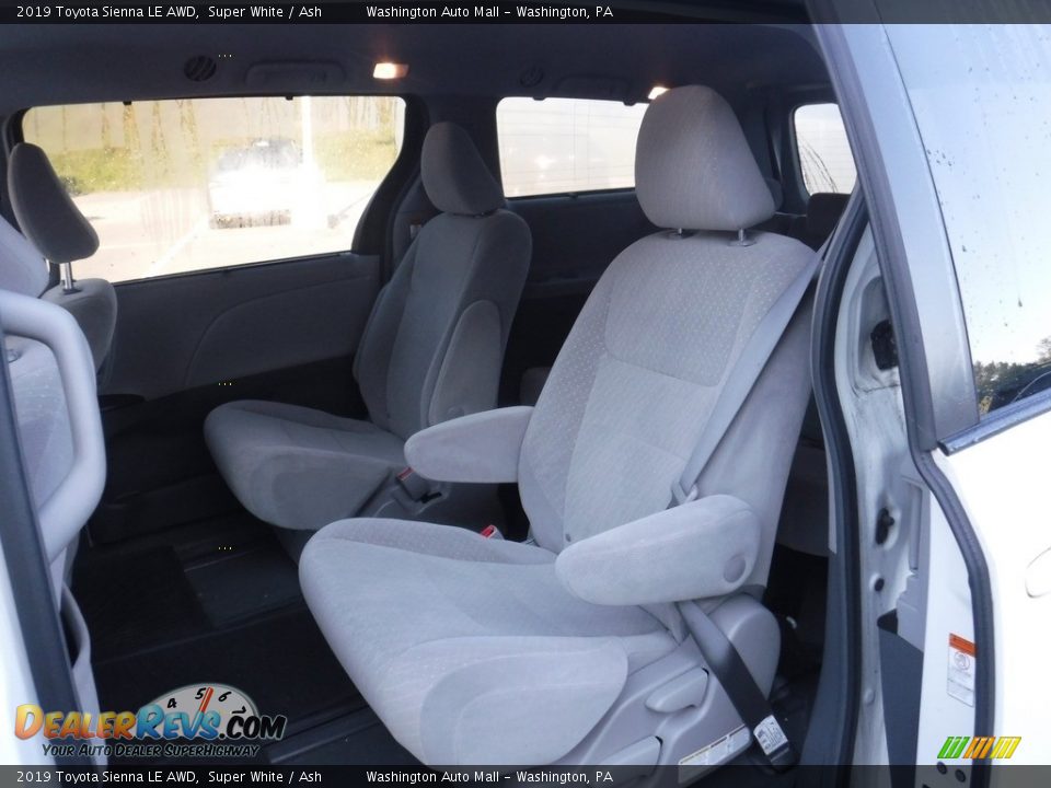 2019 Toyota Sienna LE AWD Super White / Ash Photo #28