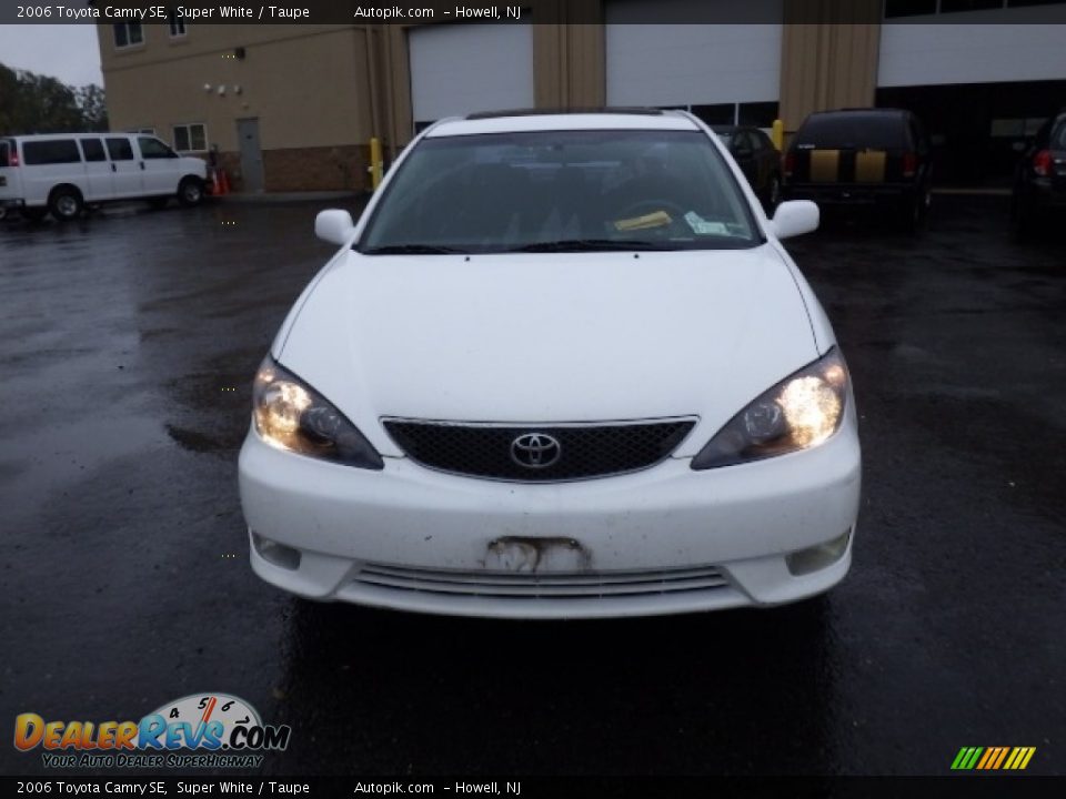 2006 Toyota Camry SE Super White / Taupe Photo #2