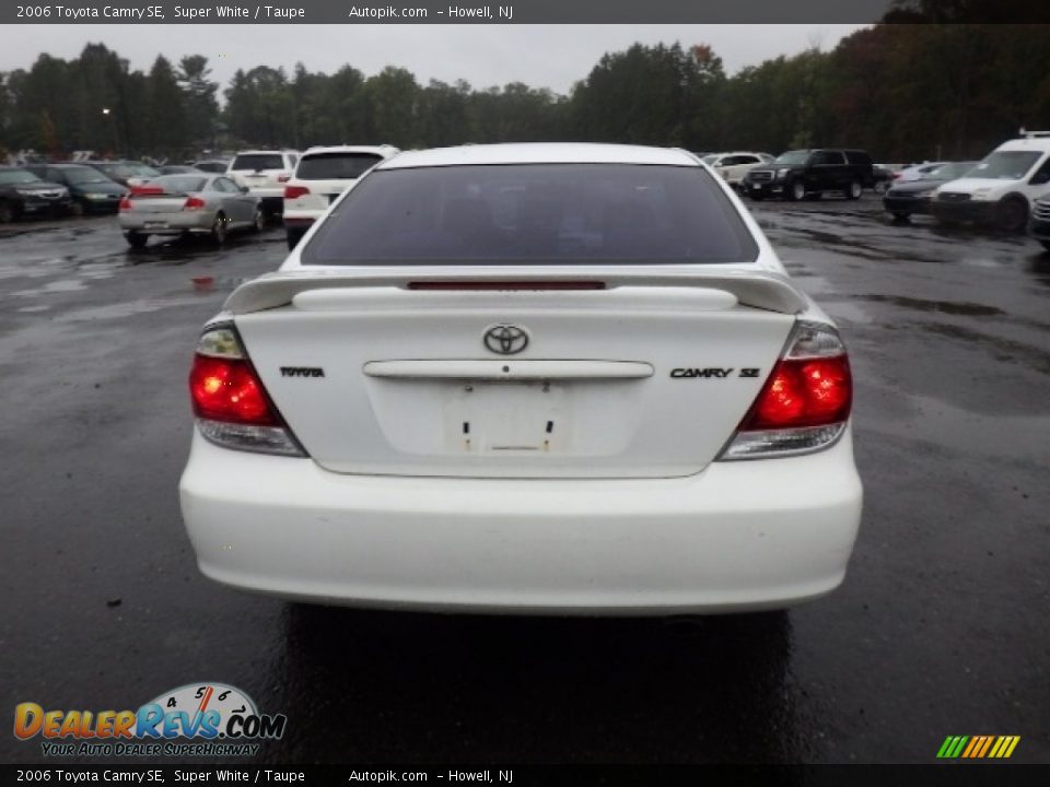 2006 Toyota Camry SE Super White / Taupe Photo #5