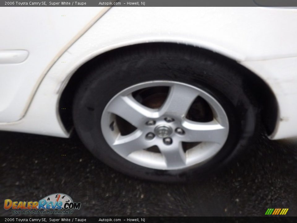 2006 Toyota Camry SE Super White / Taupe Photo #14