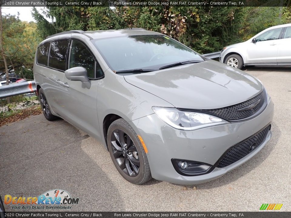 Front 3/4 View of 2020 Chrysler Pacifica Touring L Photo #3