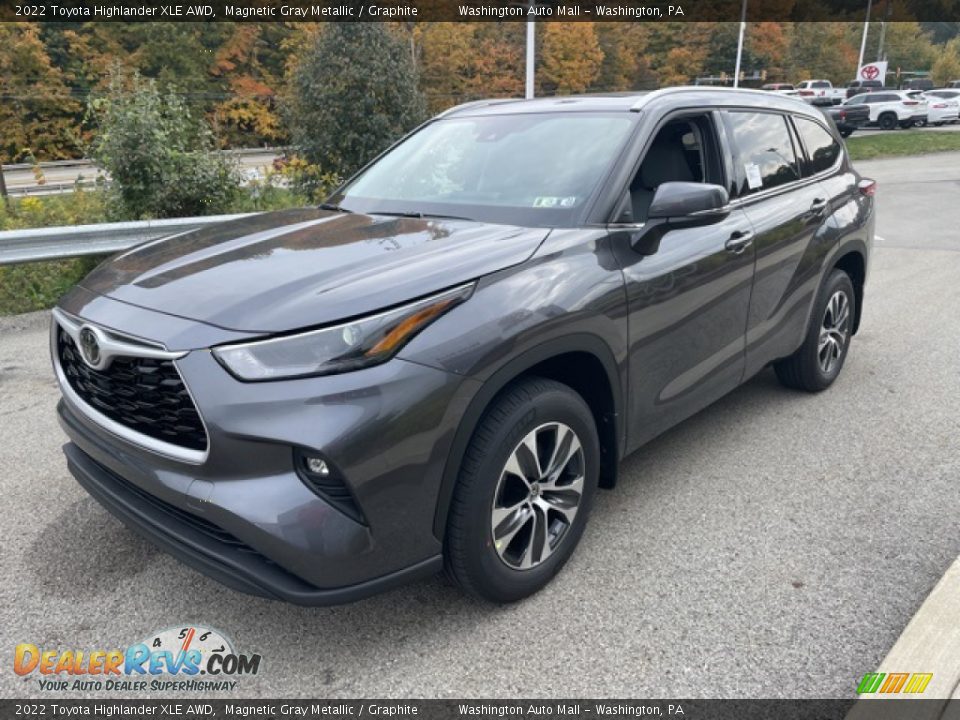 Front 3/4 View of 2022 Toyota Highlander XLE AWD Photo #7