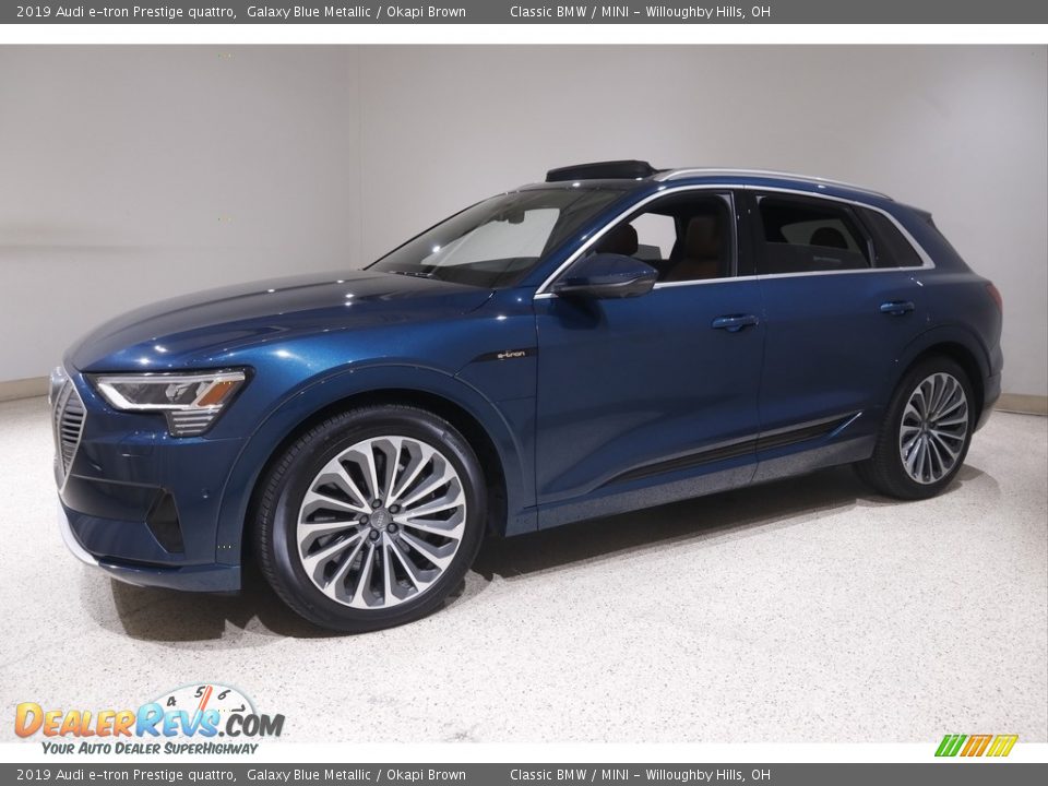 Front 3/4 View of 2019 Audi e-tron Prestige quattro Photo #3