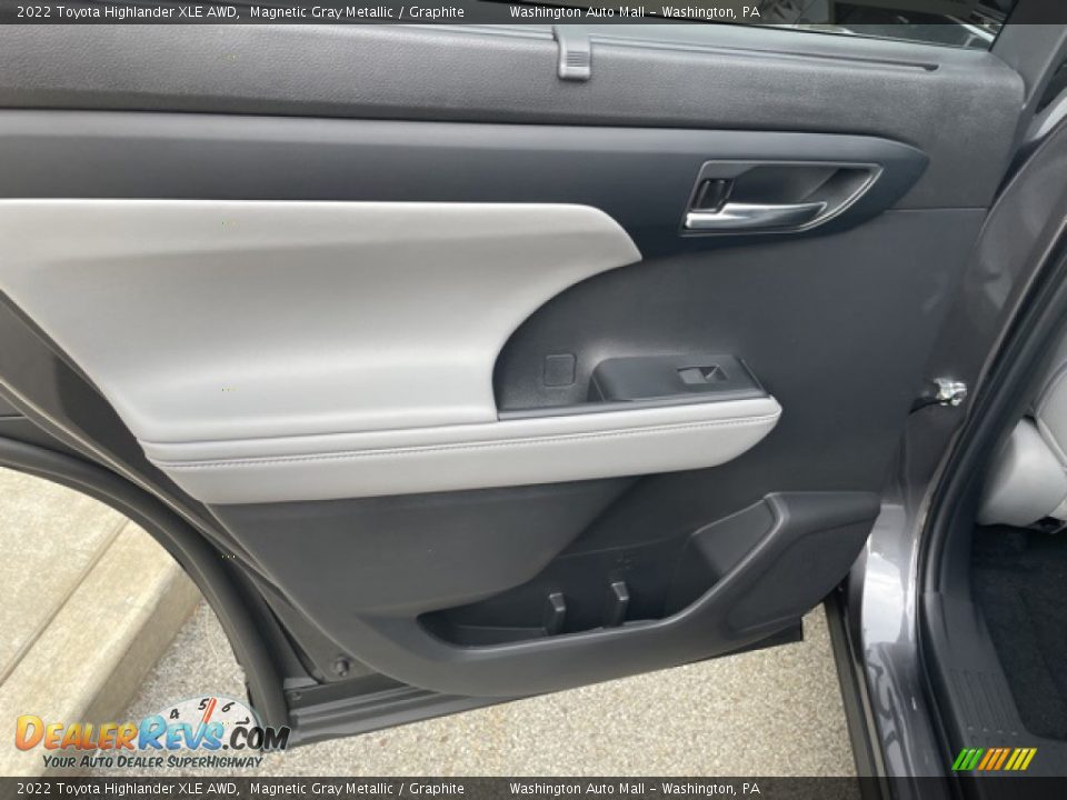 Door Panel of 2022 Toyota Highlander XLE AWD Photo #26