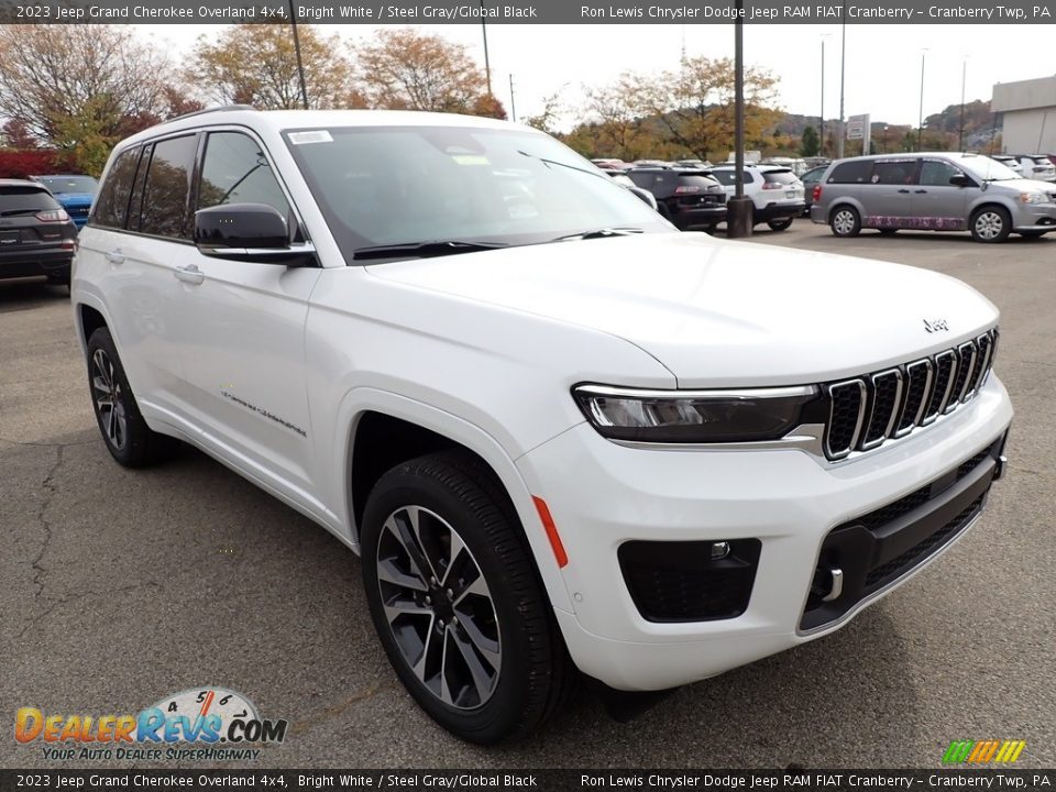 Front 3/4 View of 2023 Jeep Grand Cherokee Overland 4x4 Photo #7