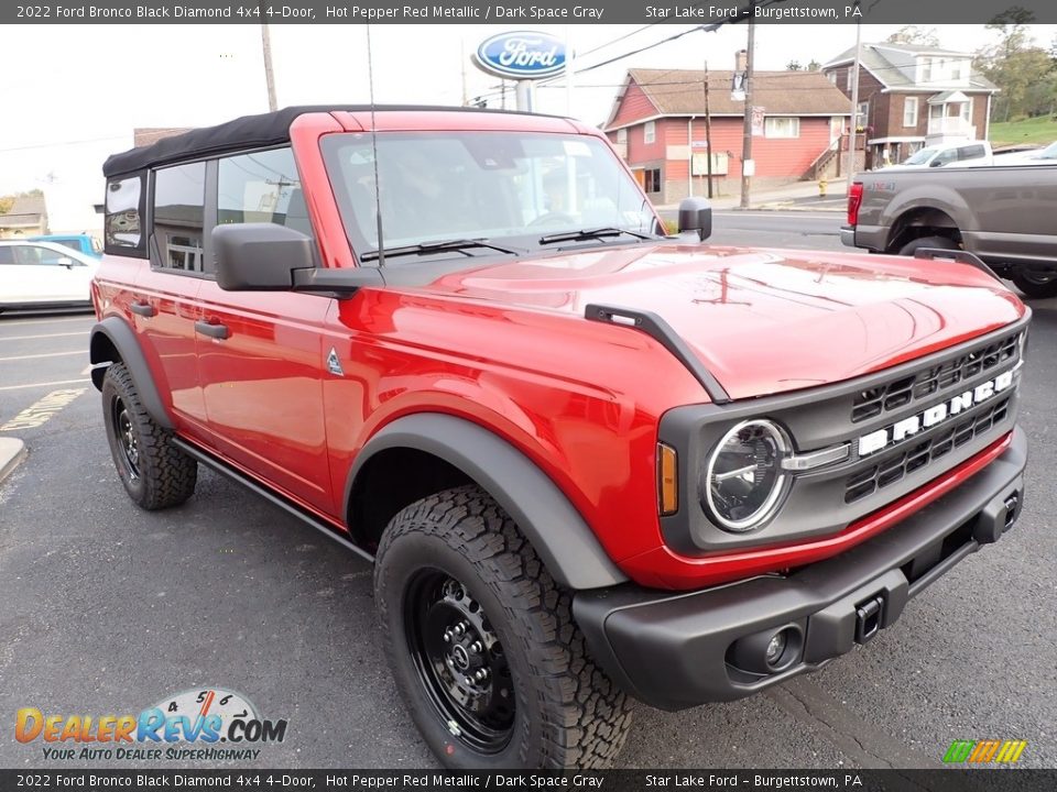 Front 3/4 View of 2022 Ford Bronco Black Diamond 4x4 4-Door Photo #7