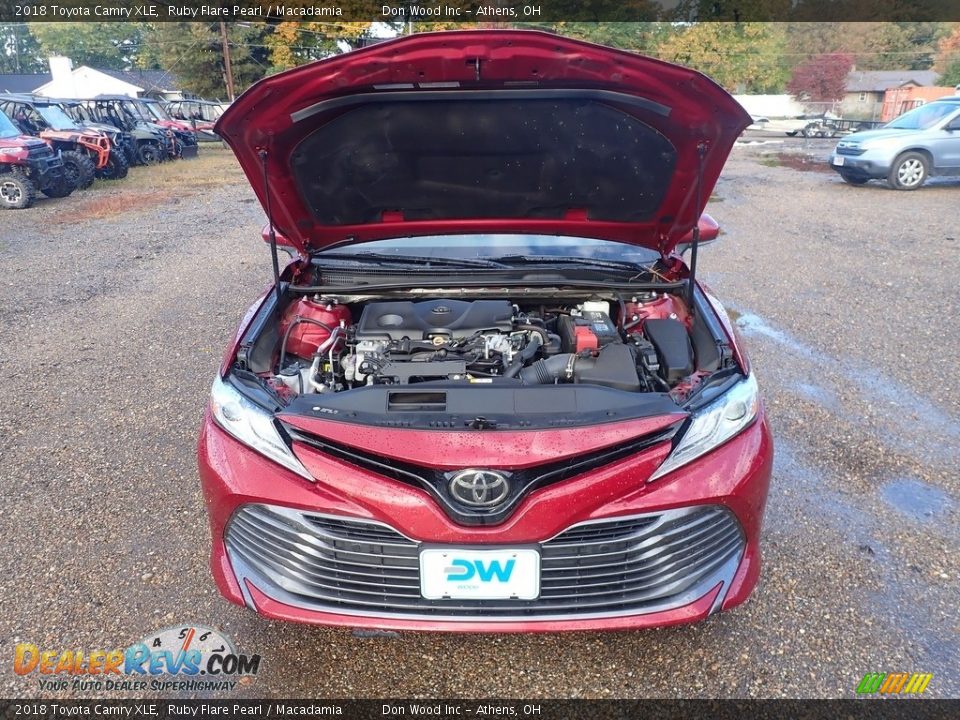2018 Toyota Camry XLE Ruby Flare Pearl / Macadamia Photo #4
