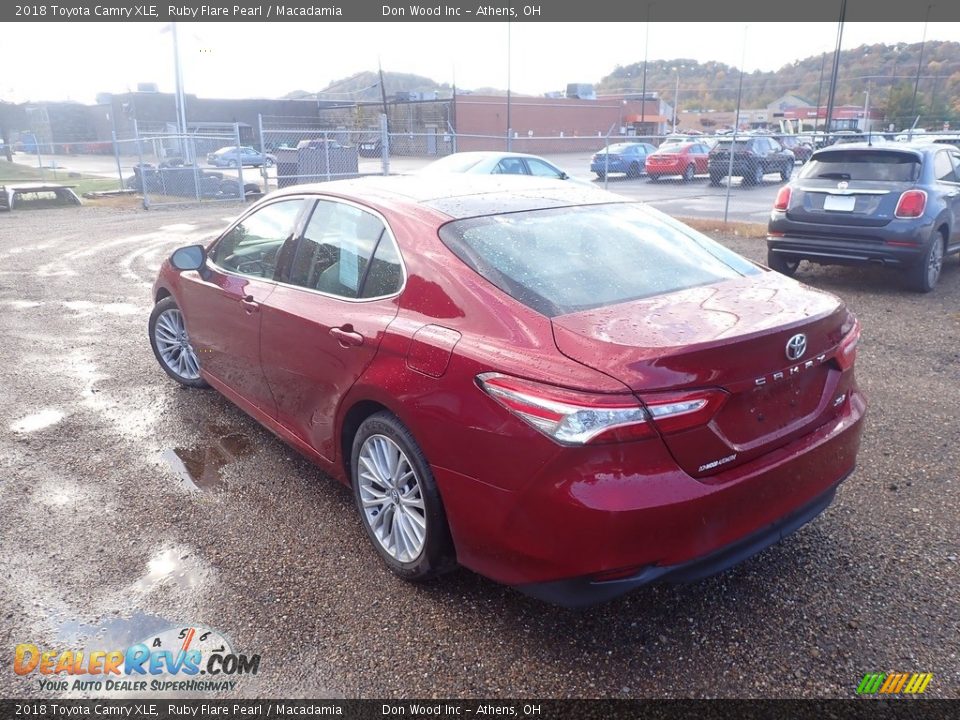 2018 Toyota Camry XLE Ruby Flare Pearl / Macadamia Photo #8