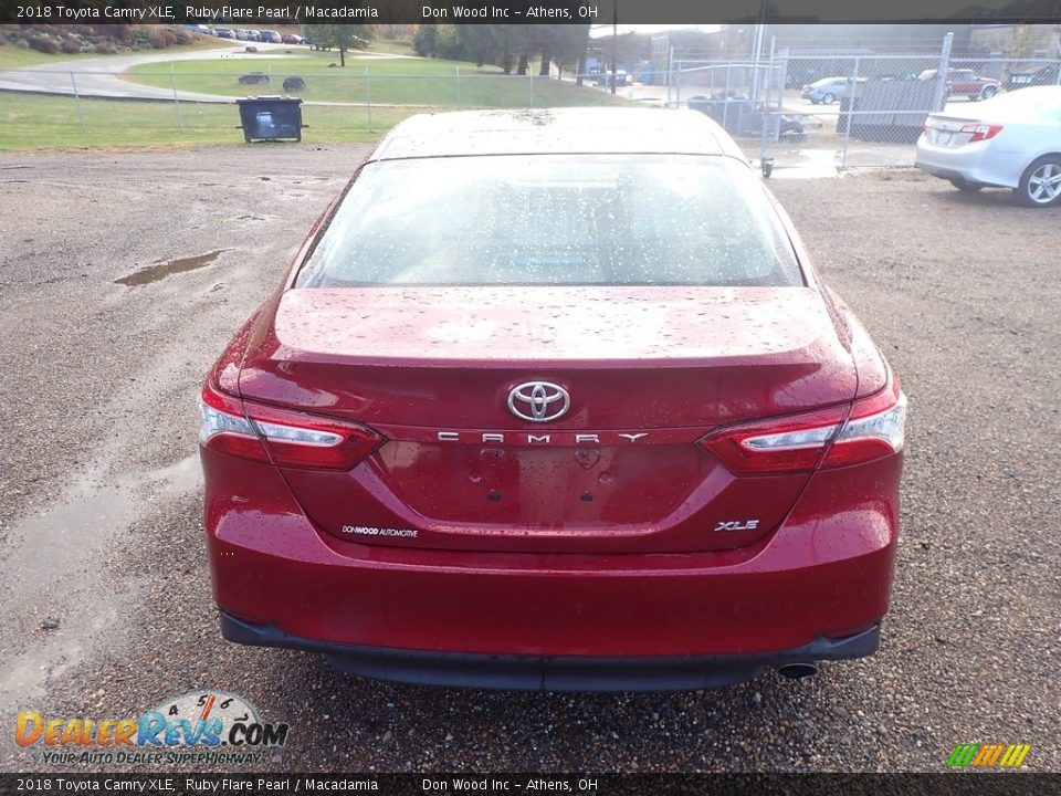 2018 Toyota Camry XLE Ruby Flare Pearl / Macadamia Photo #9