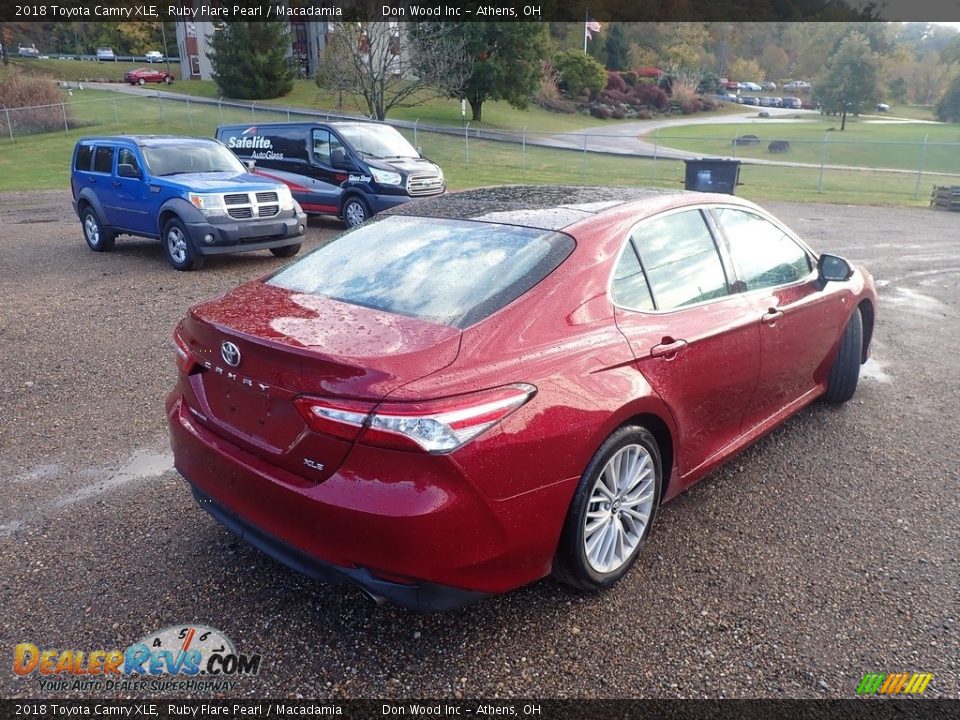 2018 Toyota Camry XLE Ruby Flare Pearl / Macadamia Photo #10
