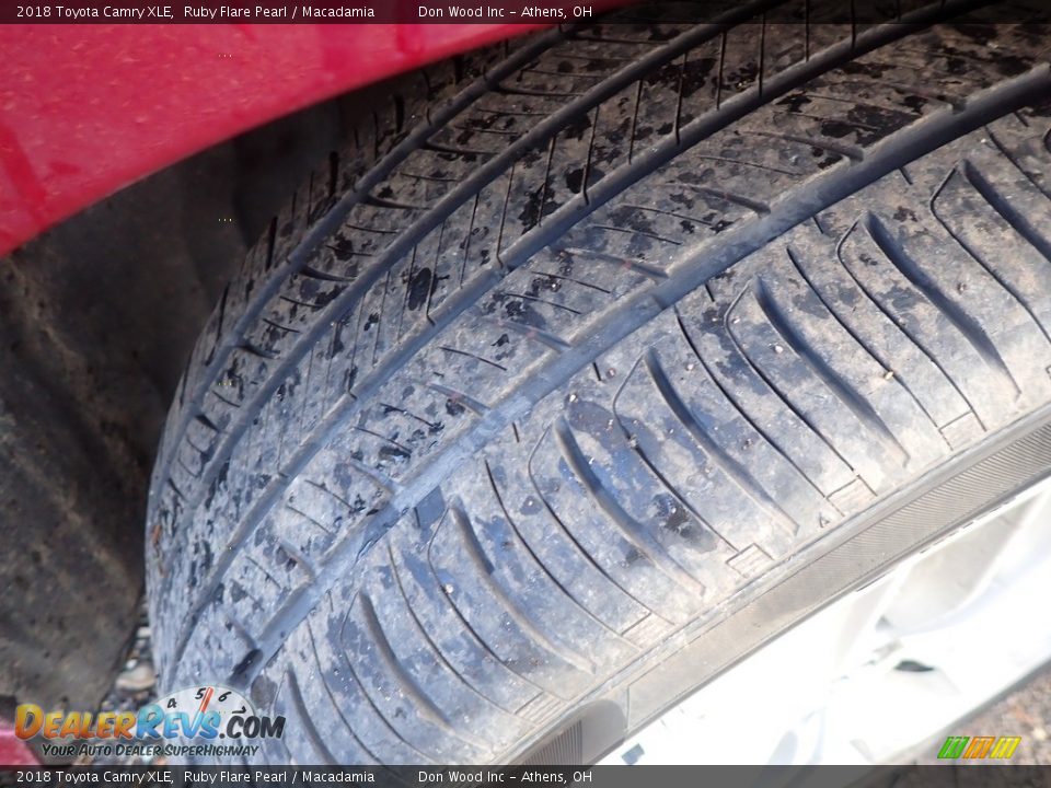 2018 Toyota Camry XLE Ruby Flare Pearl / Macadamia Photo #13