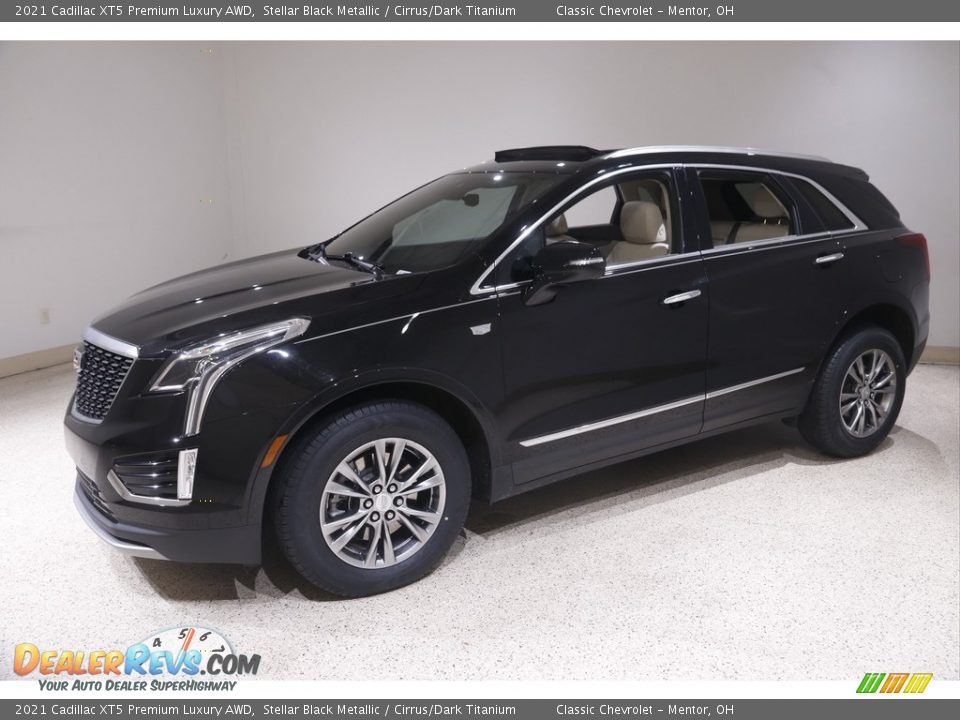 Front 3/4 View of 2021 Cadillac XT5 Premium Luxury AWD Photo #3
