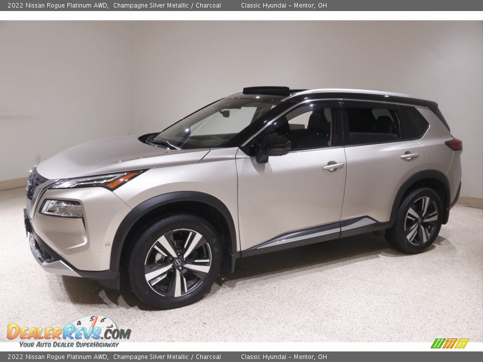 Front 3/4 View of 2022 Nissan Rogue Platinum AWD Photo #3