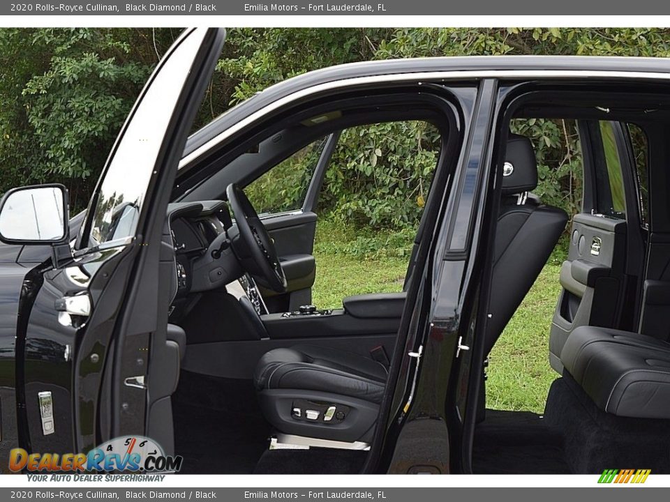 Front Seat of 2020 Rolls-Royce Cullinan  Photo #44