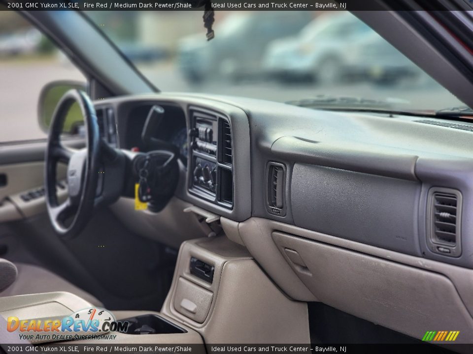 Dashboard of 2001 GMC Yukon XL SLE Photo #11