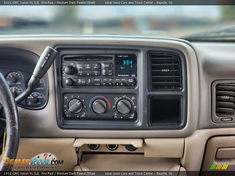 Controls of 2001 GMC Yukon XL SLE Photo #15