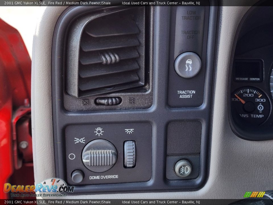 Controls of 2001 GMC Yukon XL SLE Photo #30