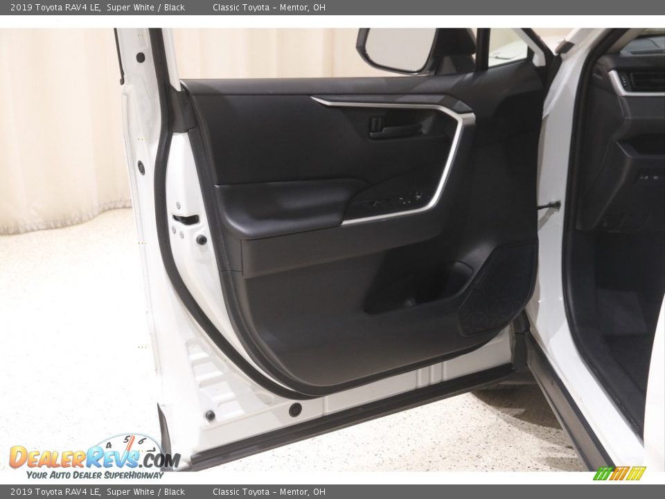 2019 Toyota RAV4 LE Super White / Black Photo #4