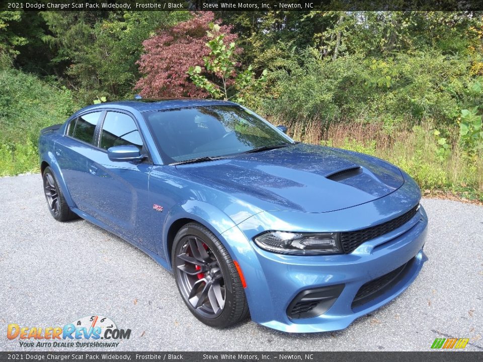 Front 3/4 View of 2021 Dodge Charger Scat Pack Widebody Photo #5