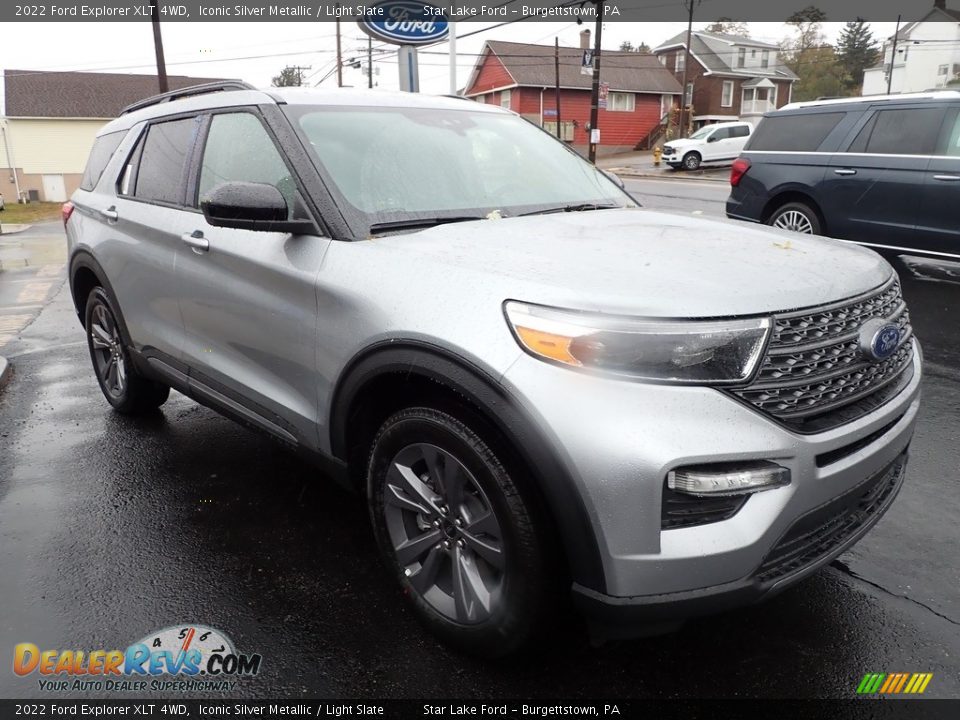 Front 3/4 View of 2022 Ford Explorer XLT 4WD Photo #7