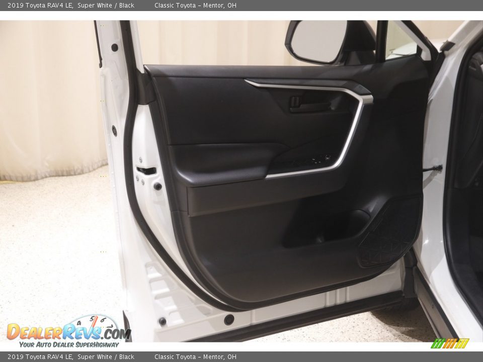 2019 Toyota RAV4 LE Super White / Black Photo #4