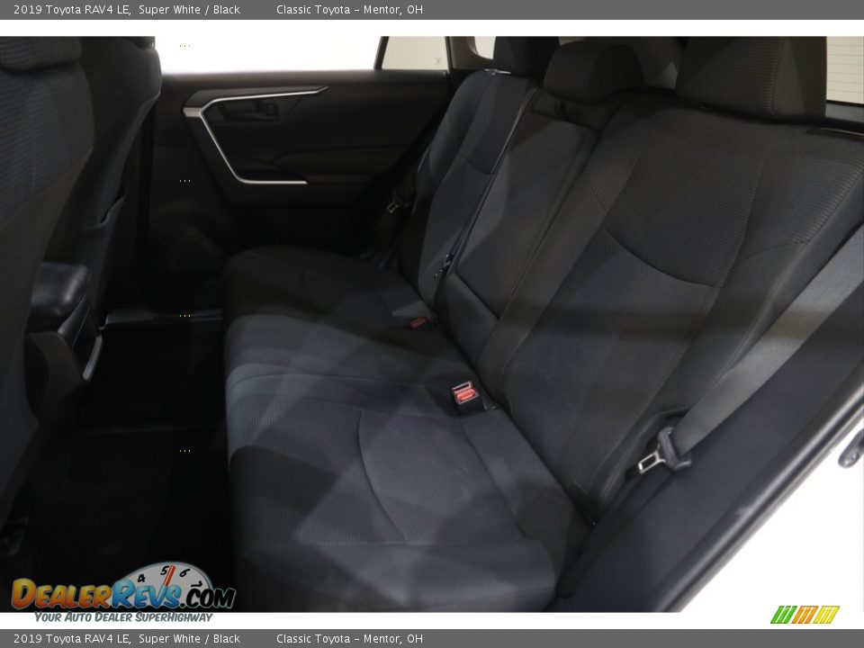 2019 Toyota RAV4 LE Super White / Black Photo #15