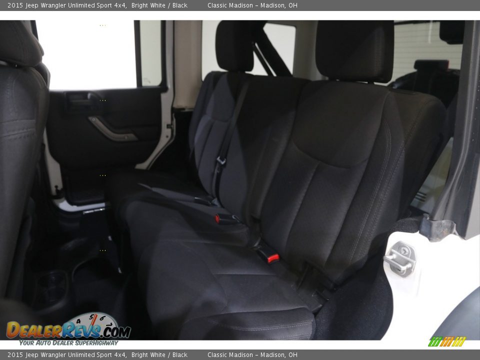 2015 Jeep Wrangler Unlimited Sport 4x4 Bright White / Black Photo #16
