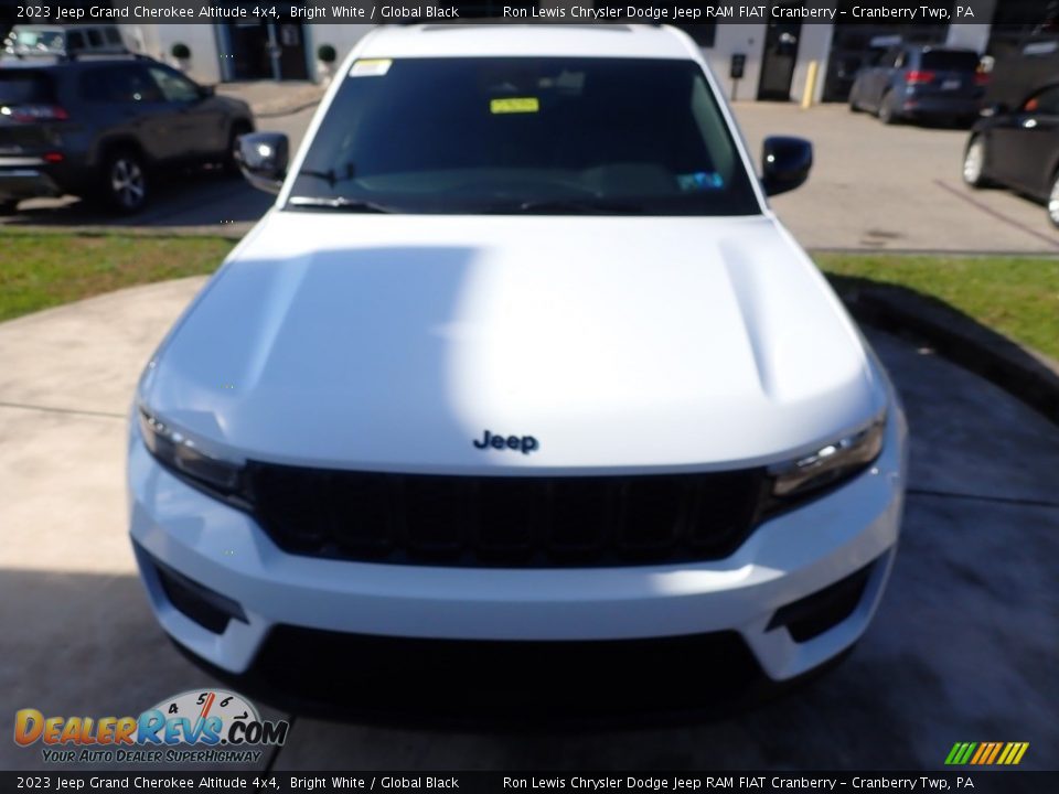 2023 Jeep Grand Cherokee Altitude 4x4 Bright White / Global Black Photo #2