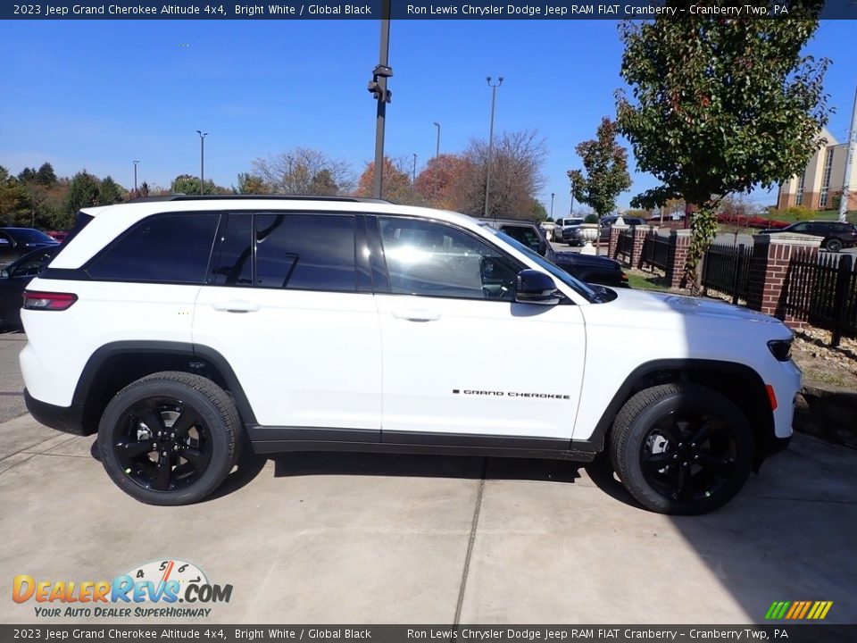 2023 Jeep Grand Cherokee Altitude 4x4 Bright White / Global Black Photo #4