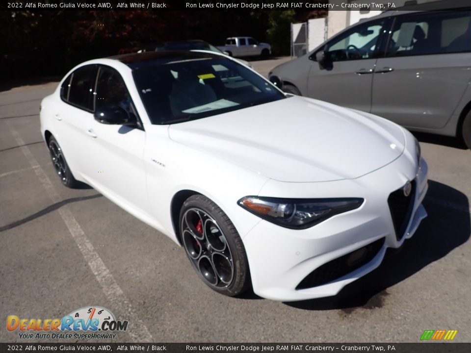 Front 3/4 View of 2022 Alfa Romeo Giulia Veloce AWD Photo #4