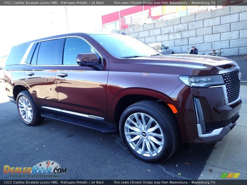 Front 3/4 View of 2022 Cadillac Escalade Luxury 4WD Photo #4