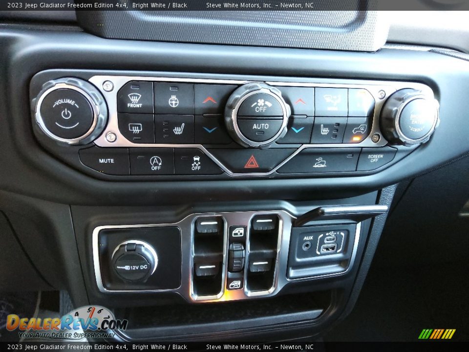 Controls of 2023 Jeep Gladiator Freedom Edition 4x4 Photo #27